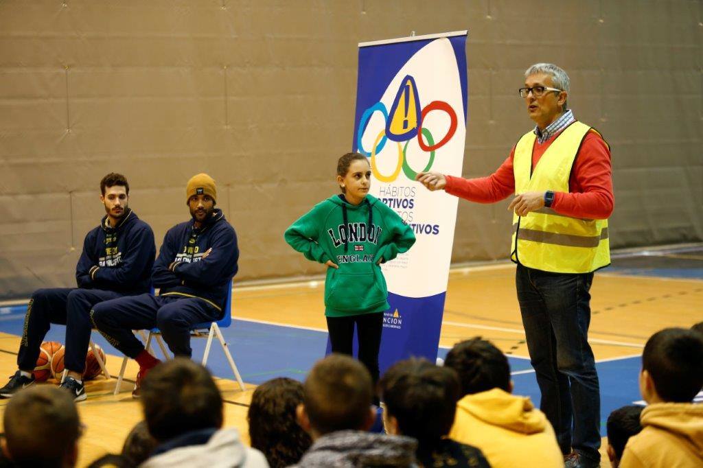 Un grupo de niños acudió este miércoles a las instalaciones del Oviedo Baloncesto para recibir una charla sobre riesgos laborales a la que también asistieron algunos jugadores del club. Tras la misma, los pequeños pudieron conversar con los jugadores y trasladarles preguntas. 