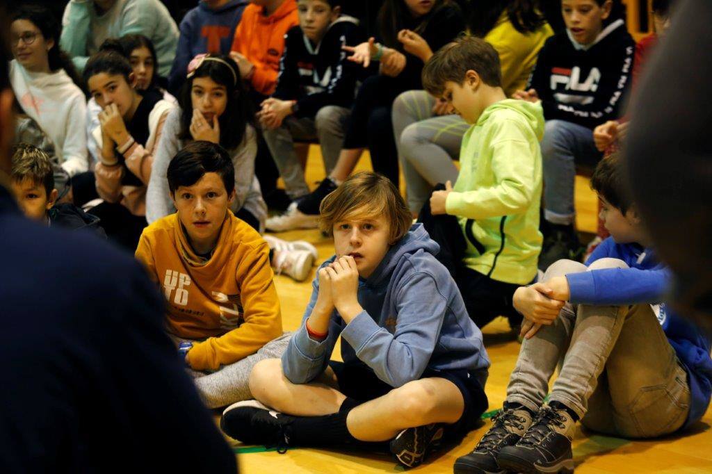 Un grupo de niños acudió este miércoles a las instalaciones del Oviedo Baloncesto para recibir una charla sobre riesgos laborales a la que también asistieron algunos jugadores del club. Tras la misma, los pequeños pudieron conversar con los jugadores y trasladarles preguntas. 