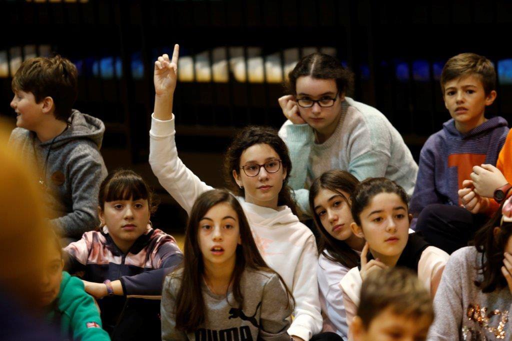 Un grupo de niños acudió este miércoles a las instalaciones del Oviedo Baloncesto para recibir una charla sobre riesgos laborales a la que también asistieron algunos jugadores del club. Tras la misma, los pequeños pudieron conversar con los jugadores y trasladarles preguntas. 