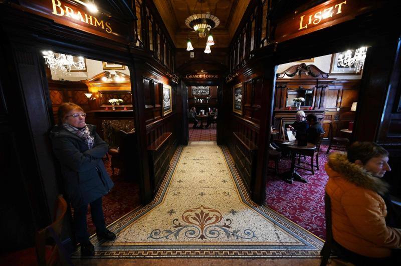 'The Phil', uno de los lugares favoritos de The Beatles, fue construido en 1898 por el arquitecto Walter W Thomas durante la 'edad de oro' de la construcción de 'pubs' victorianos, y destaca por su exuberante exterior de piedra y su decoración interior. 