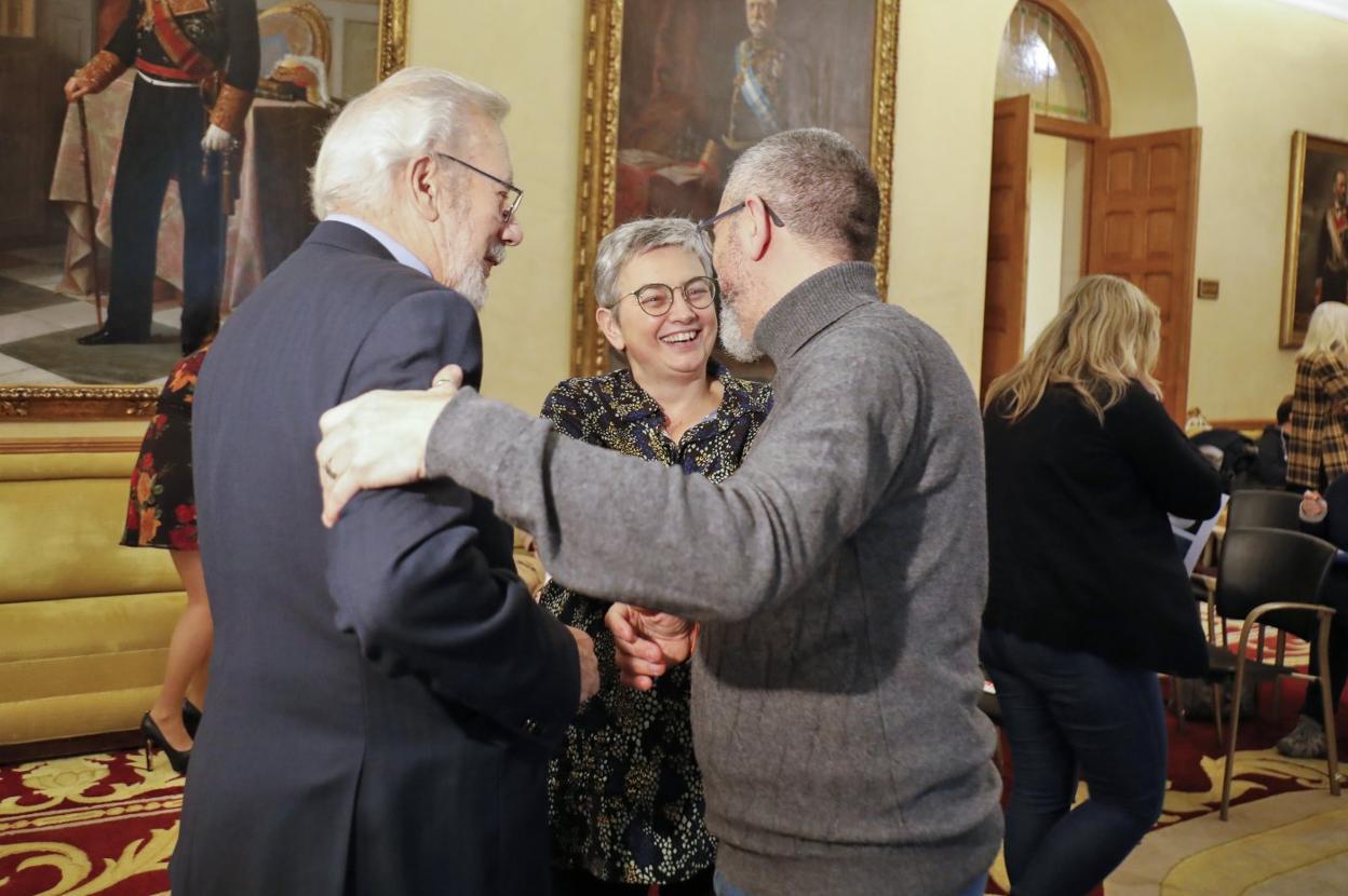 El presidente de la SIBI, Marcelo Palacios, conversa con la alcaldesa y el edil de Ciudadanos José Carlos Fernández Sarasola. 