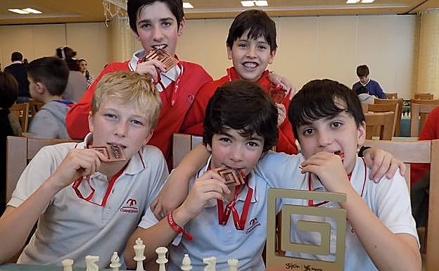 Enol Morán, Adrián Díaz, Sergio Muñoz y, detrás, Adrián López y Alfonso Álvarez, campeones sub 12. 