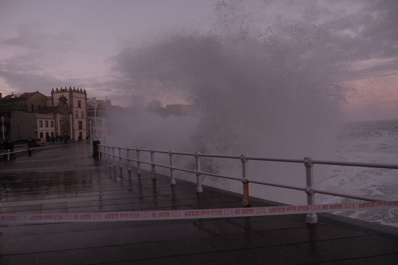 Fotos: El fuerte oleaje deja olas de hasta 8 metros en Asturias