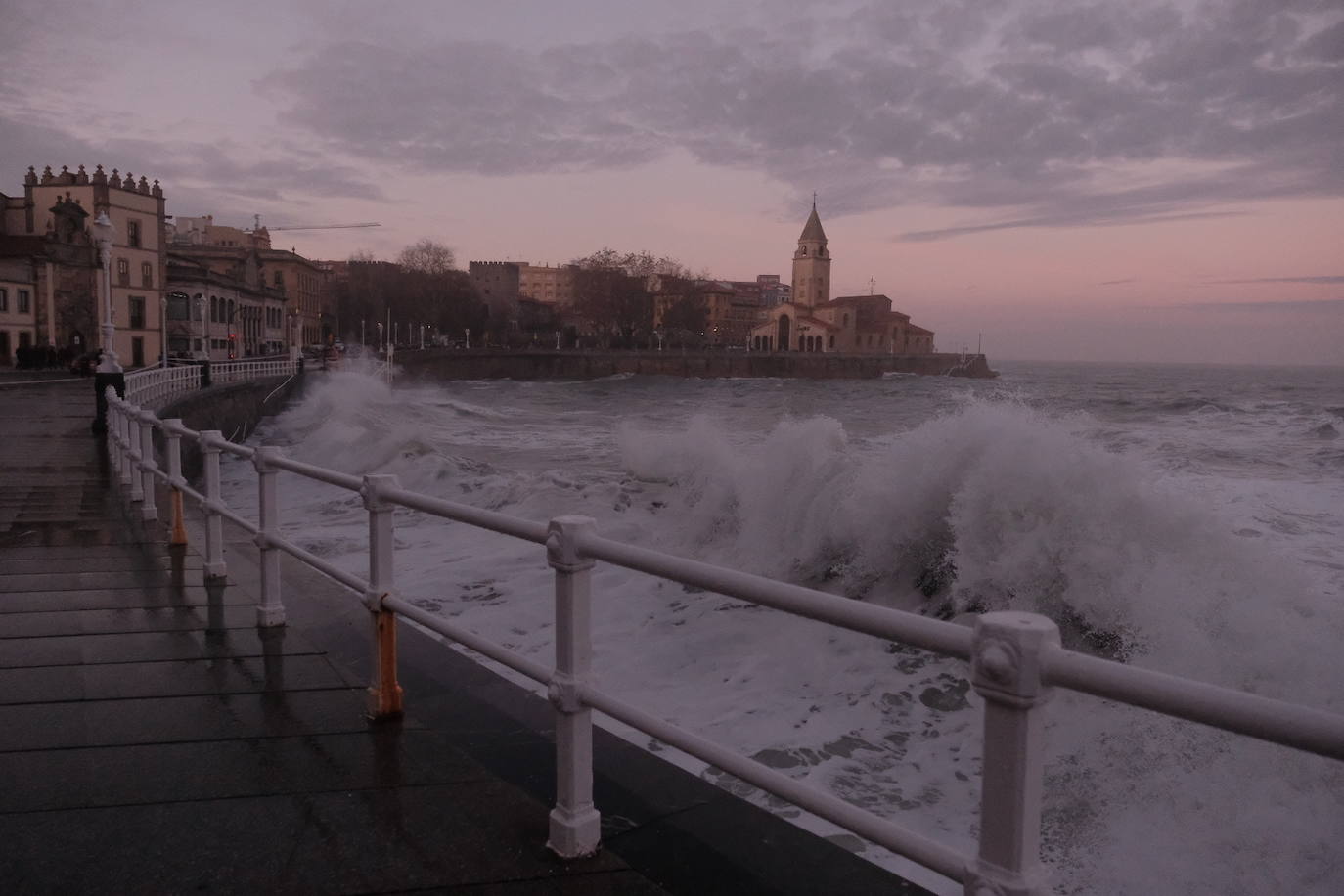 Fotos: El fuerte oleaje deja olas de hasta 8 metros en Asturias