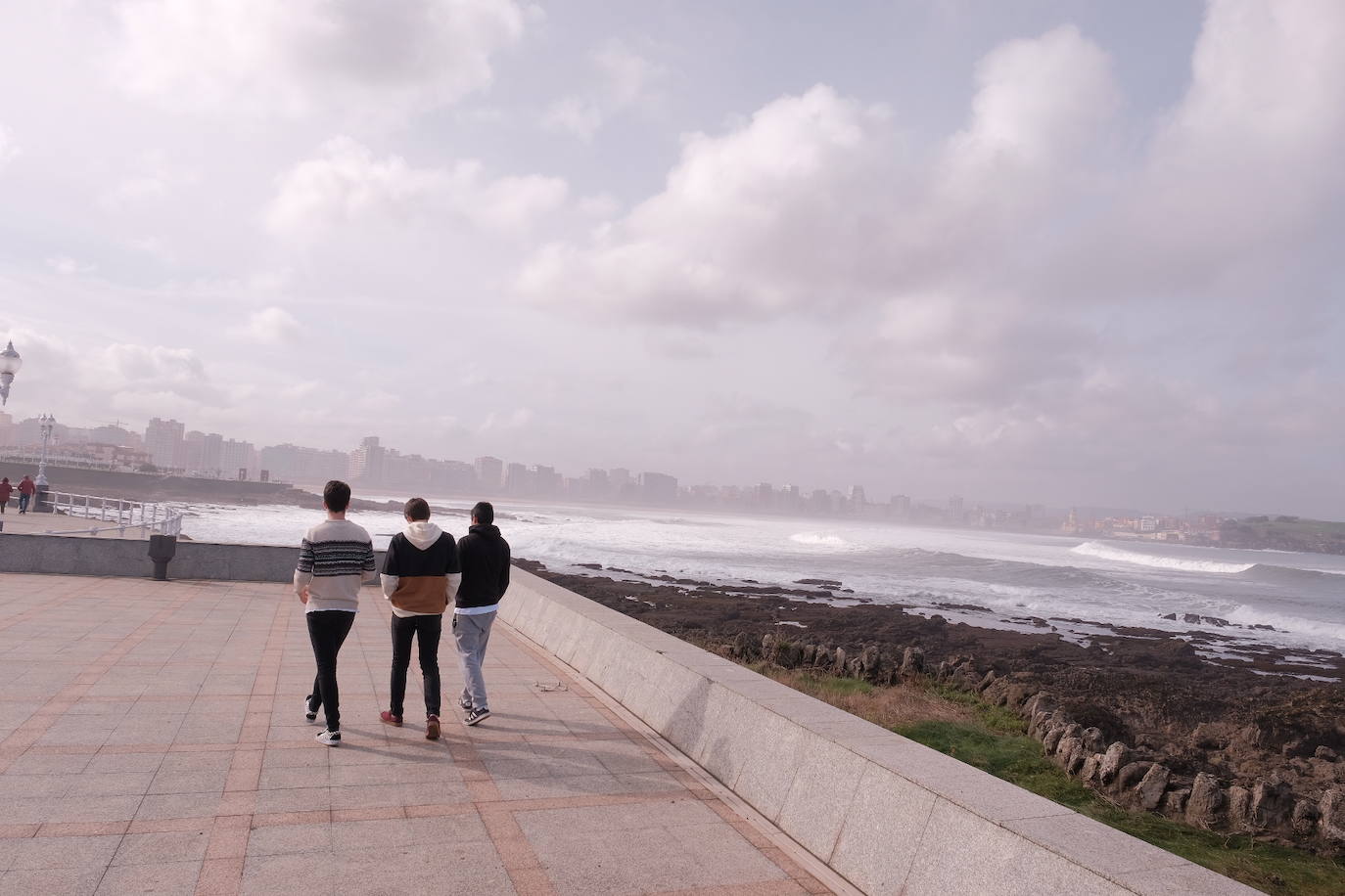 Fotos: El fuerte oleaje deja olas de hasta 8 metros en Asturias