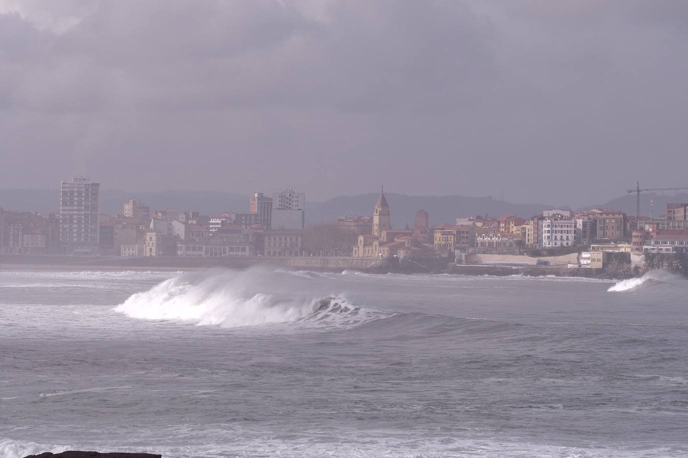 Fotos: El fuerte oleaje deja olas de hasta 8 metros en Asturias
