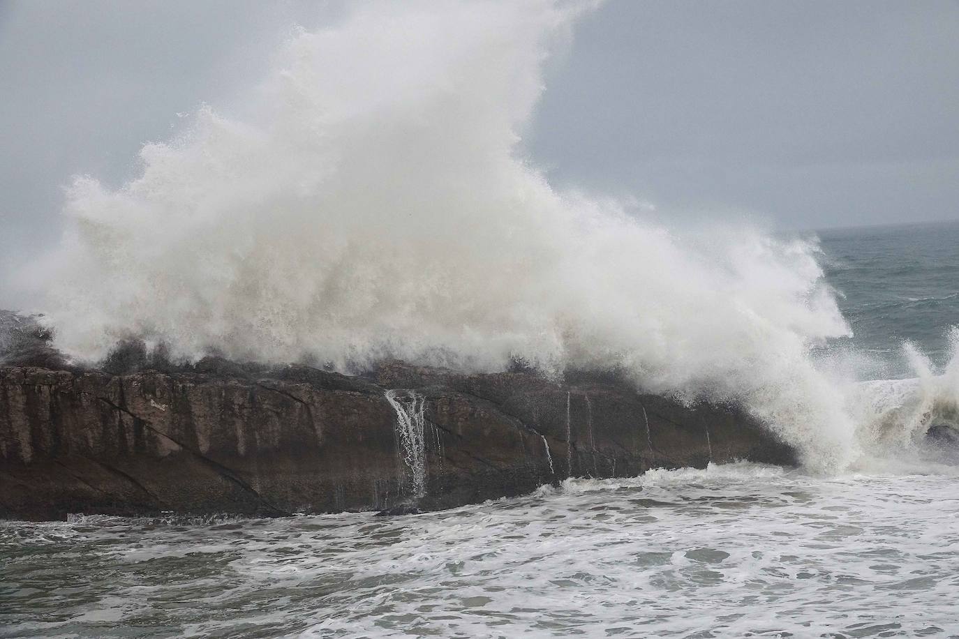 Fotos: El fuerte oleaje deja olas de hasta 8 metros en Asturias