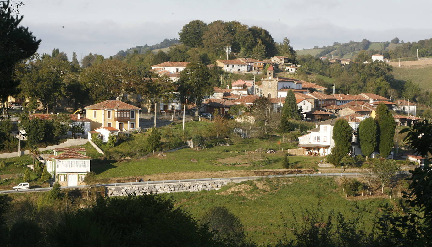 Torazo; un precioso pueblo en las montañas asturianas de apenas 100 habitantes. Un lugar donde se puede admirar su arquitectura rural, conservada exquisitamente con sus antiguos hórreos dando un plus belleza a este peculiar y maravilloso enclave.