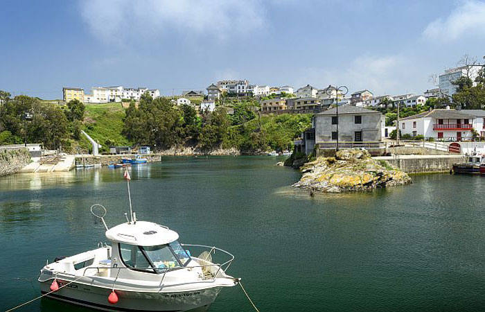 Viavélez; recóndita, casi secreta y humilde, esta villa del occidente asturiano ofrece paz, ambiente de puerto pesquero, buena cocina y mucha literatura