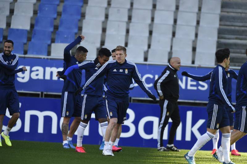 Los jugadores del Real Oviedo han preparado este jueves el encuentro del próximo sábado ante el Alcorcón en el estadio Carlos Tartiere. 