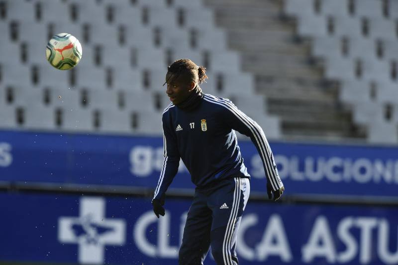 Los jugadores del Real Oviedo han preparado este jueves el encuentro del próximo sábado ante el Alcorcón en el estadio Carlos Tartiere. 