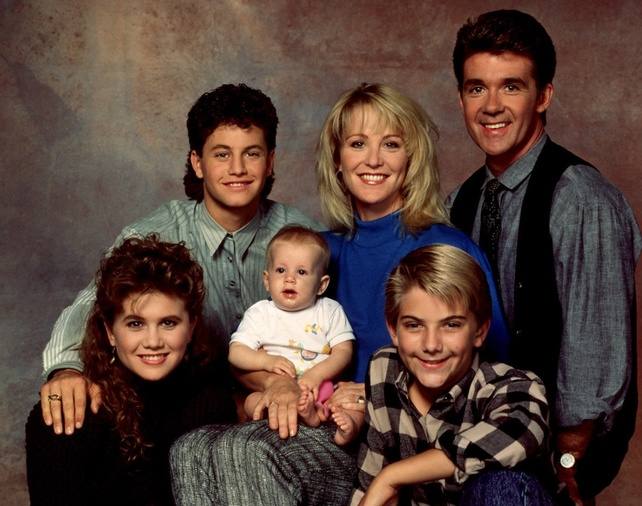 'LOS PROBLEMAS CRECEN' | Aventuras y desventuras de la familia Seaver que, tras el traslado de la consulta del padre (psiquiatra) a su propia casa, da lugar a mil y una historias dignas de ser contadas. Alan Thicke, Joanna Kerns, Kirk Cameron, Tracey Gold y Jeremy Miller protagonizaron una de las series más exitosas de la televisión en los años 90.