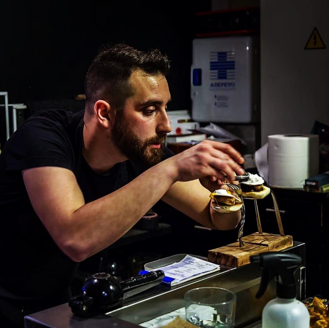 El cocinero Juan Pablo Pérez, 'Piñón', ultima un plato en la cocina. 
