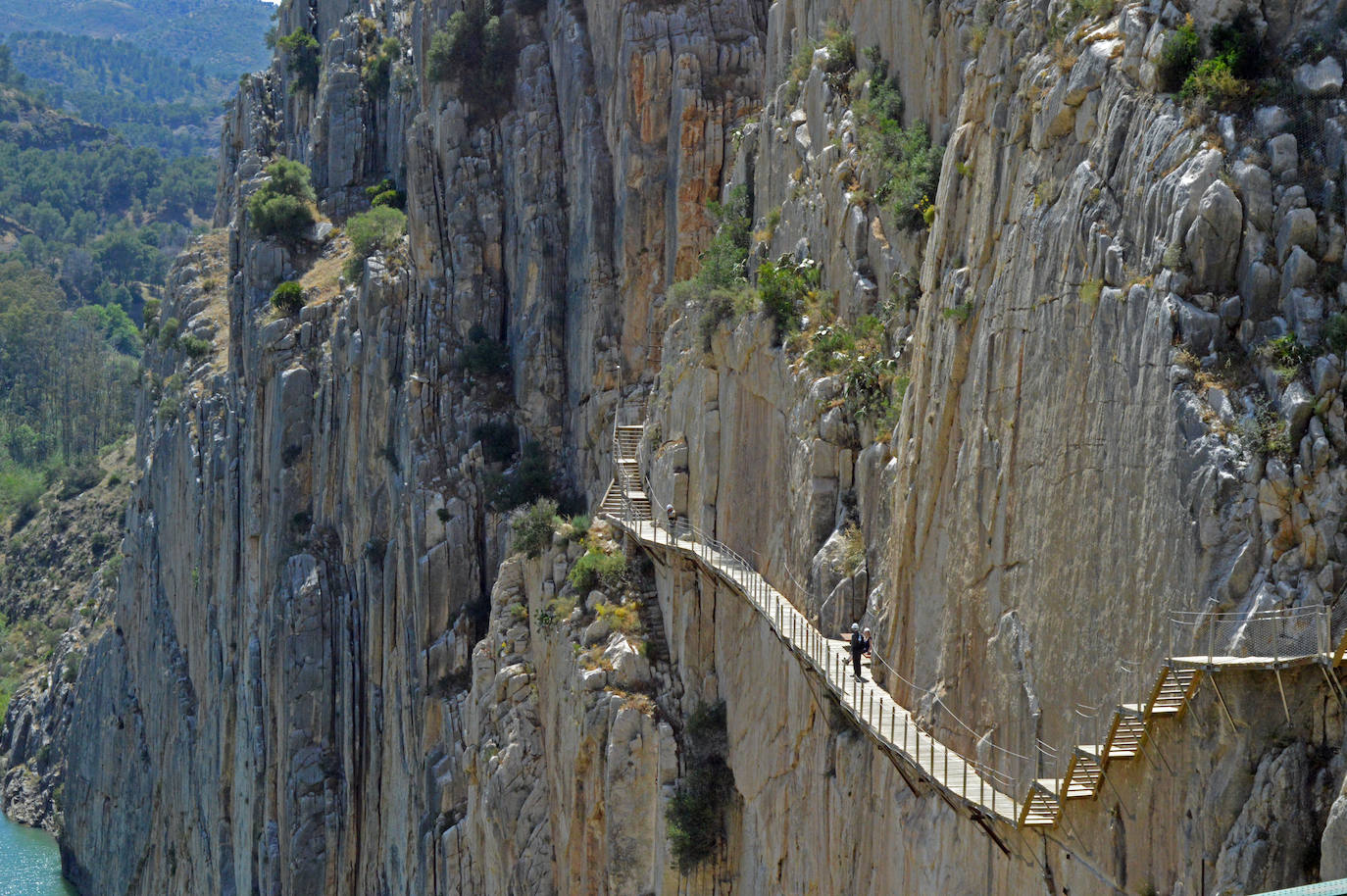 El Caminito del Rey (Málaga) | En el Desfiladero de los Gaitanes se encuentra el Caminito del Rey, una pasarela construida en las mismas paredes verticales del cañón, a más de 100 metros de altura.