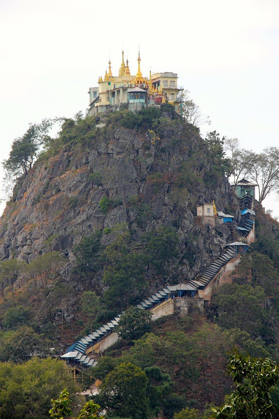 15.- Monte Popa (Myanmar) | Esta montaña sagrada está situada sobre un volcán extinto y guarda uno de los monasterios más importantes del país, el de Taung Kalat. Para llegar a él hay que subir una escalinata colgante (y empinada) de más de 700 escalones.