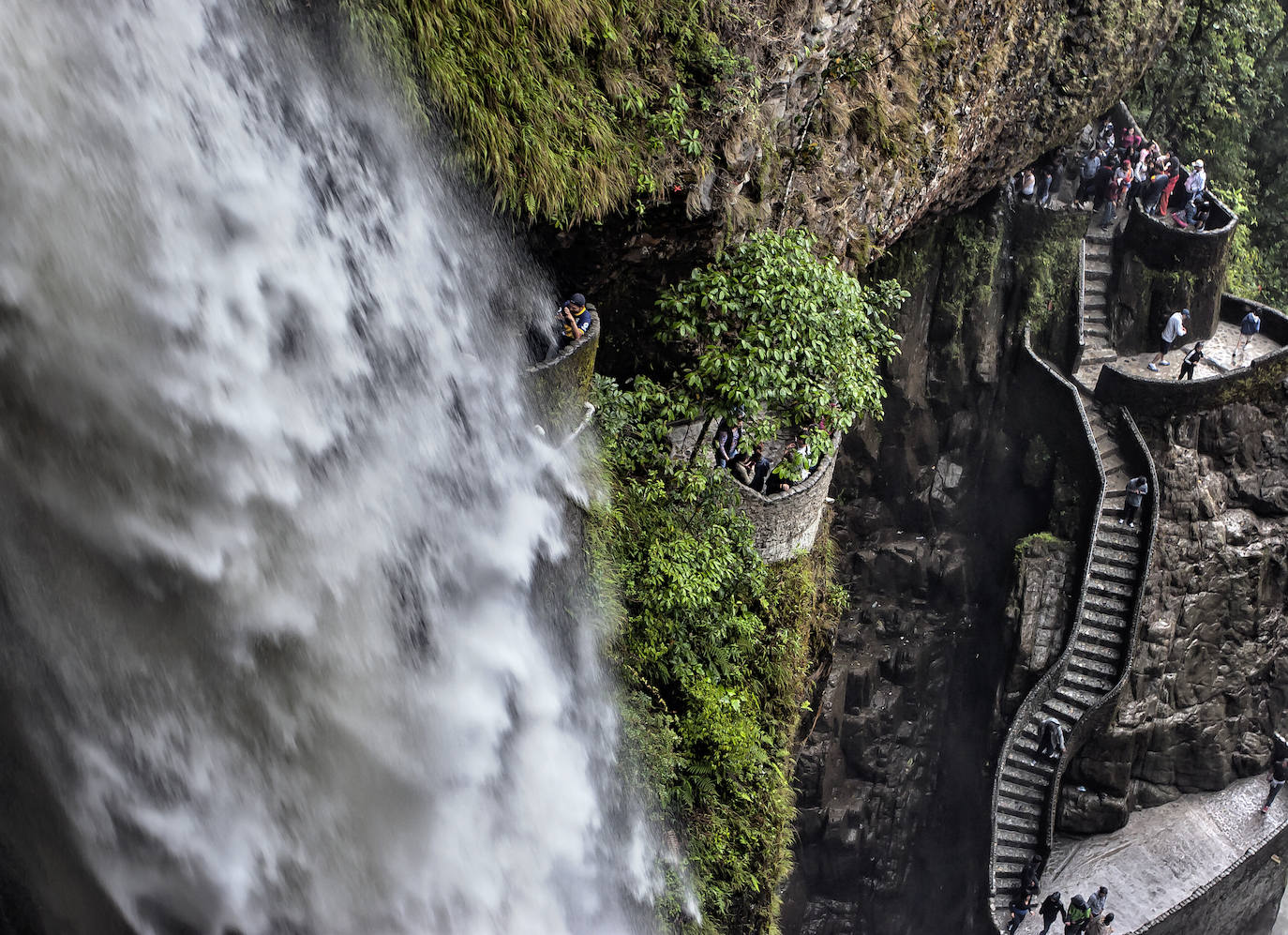 Pailón del Diablo (Ecuador) | Estas escaleras de vértigo son el acceso a las cataratas del Pailón del Diablo. No son las más largas del mundo, pero sí unas de las más espectaculares.