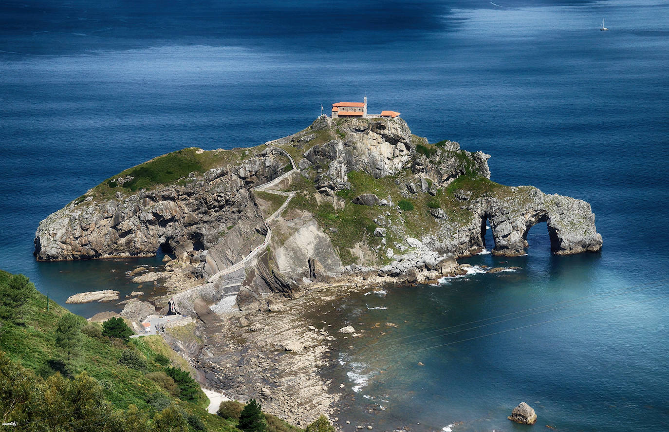 Ermita de San Juan de Gaztelugatxe (Bermeo, País Vasco) | Ubicada en un pequeño islote, en Bermeo, para acceder a esta ermita hay que atravesar la escalera Vía Crucis.