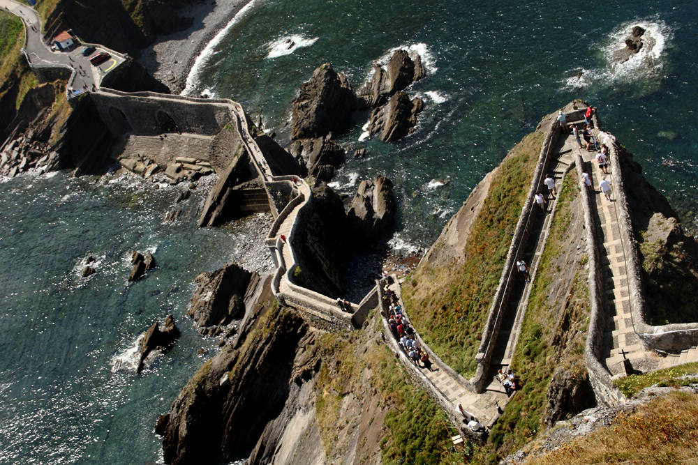 Ermita de San Juan de Gaztelugatxe (Bermeo, País Vasco) | Esta escalinata zigzagueante cuenta con 231 escalones que la comunican con tierra firme. A los pies del visitante: el mar Cantábrico.