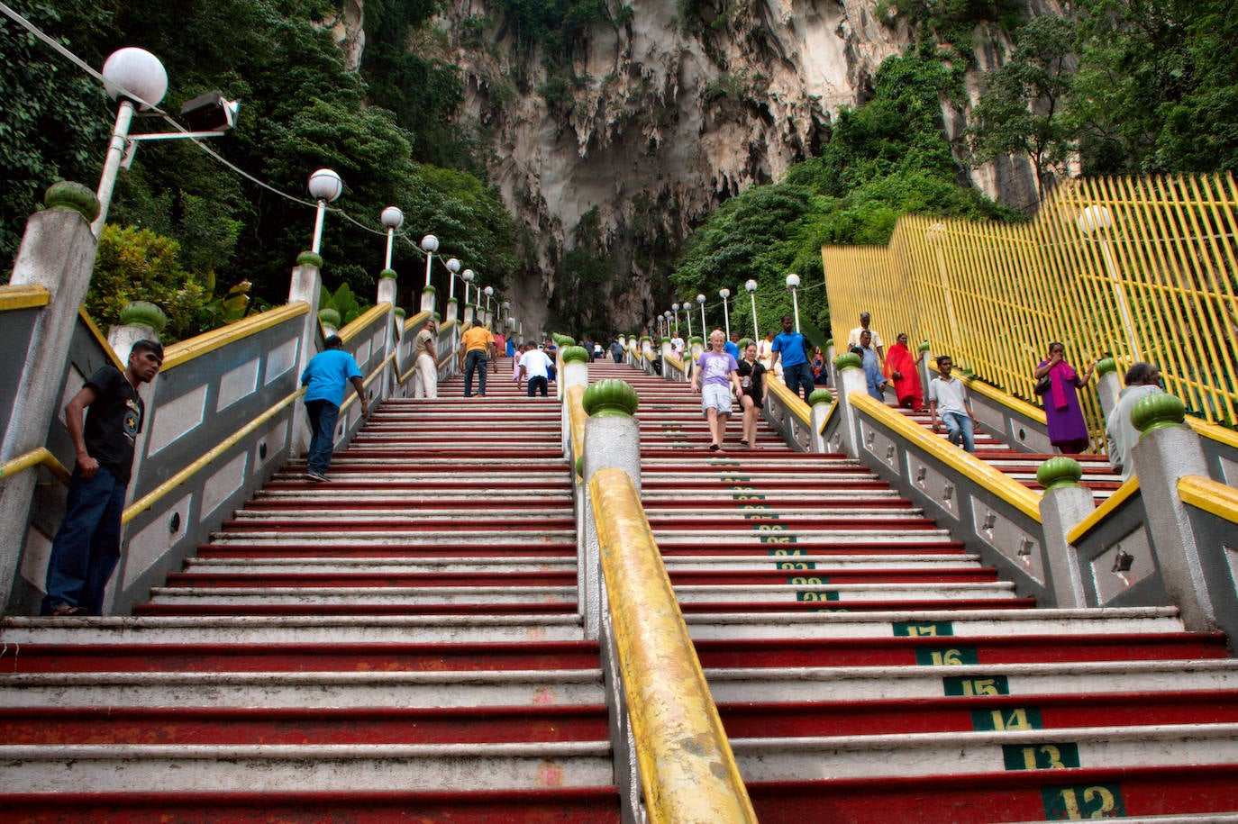 Cuevas de Batu (Malasia) | Para llegar al Templo Cueva principal hay que subir 272 escalones que ascienden 100 metros sobre la roca. 