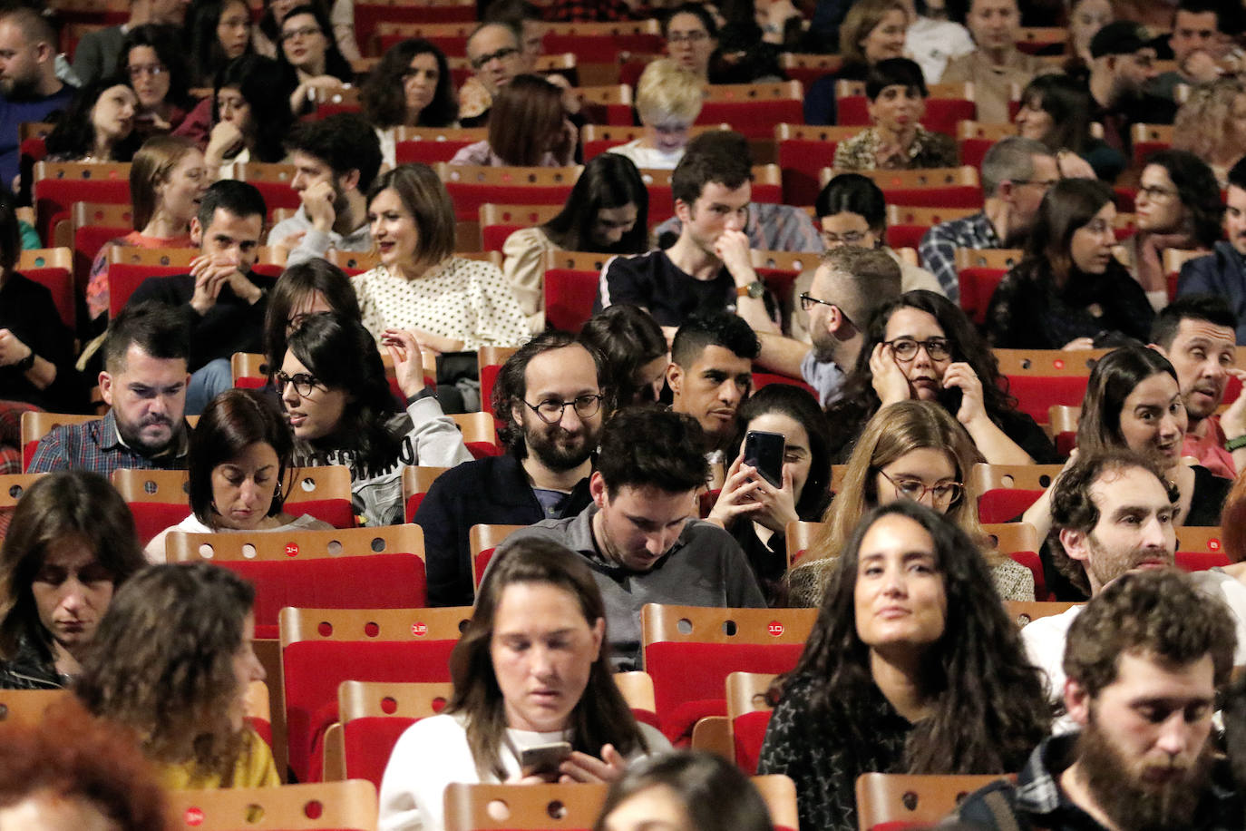 El Teatro de La Laboral acogió este viernes la actuación de Zahara.