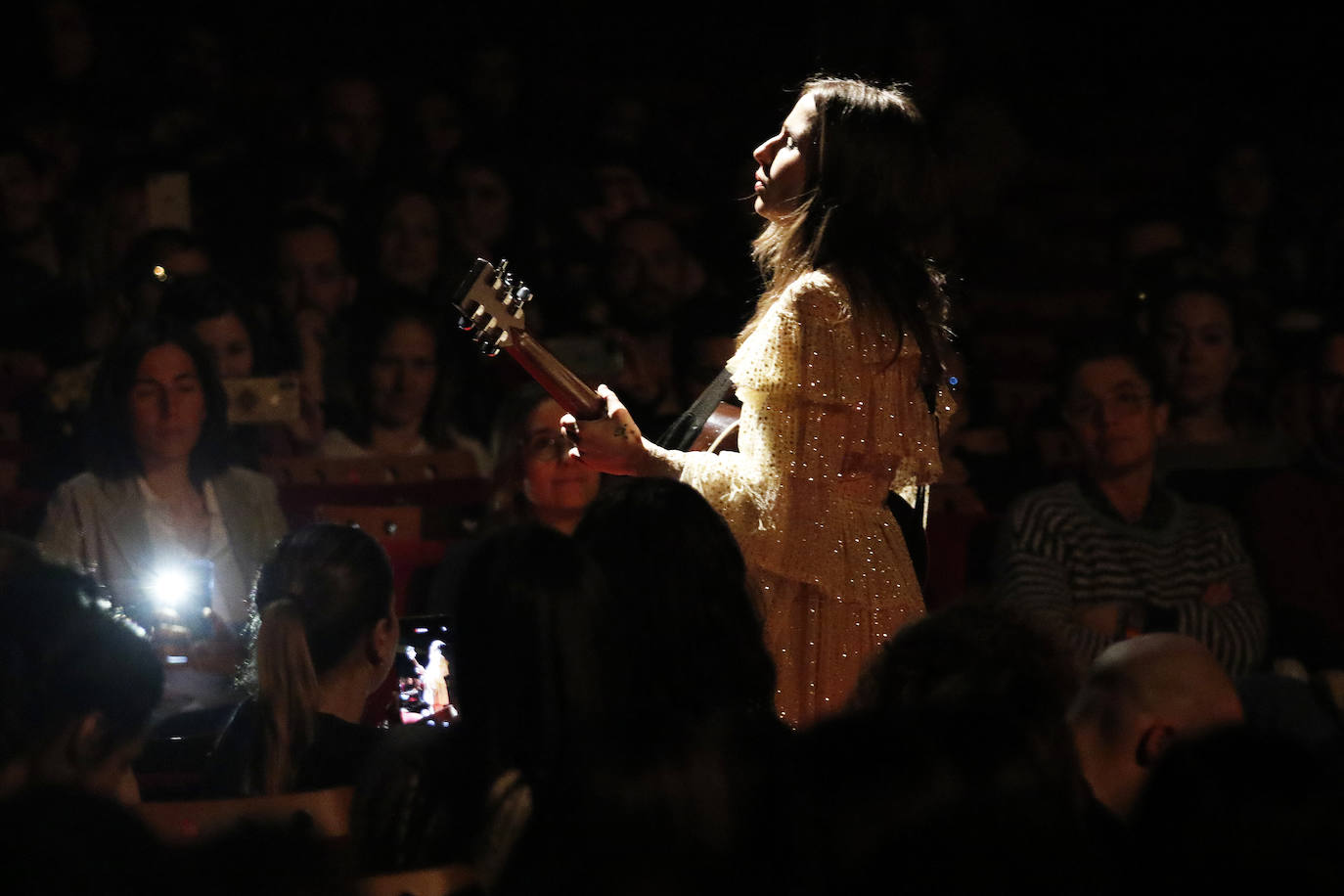 El Teatro de La Laboral acogió este viernes la actuación de Zahara.