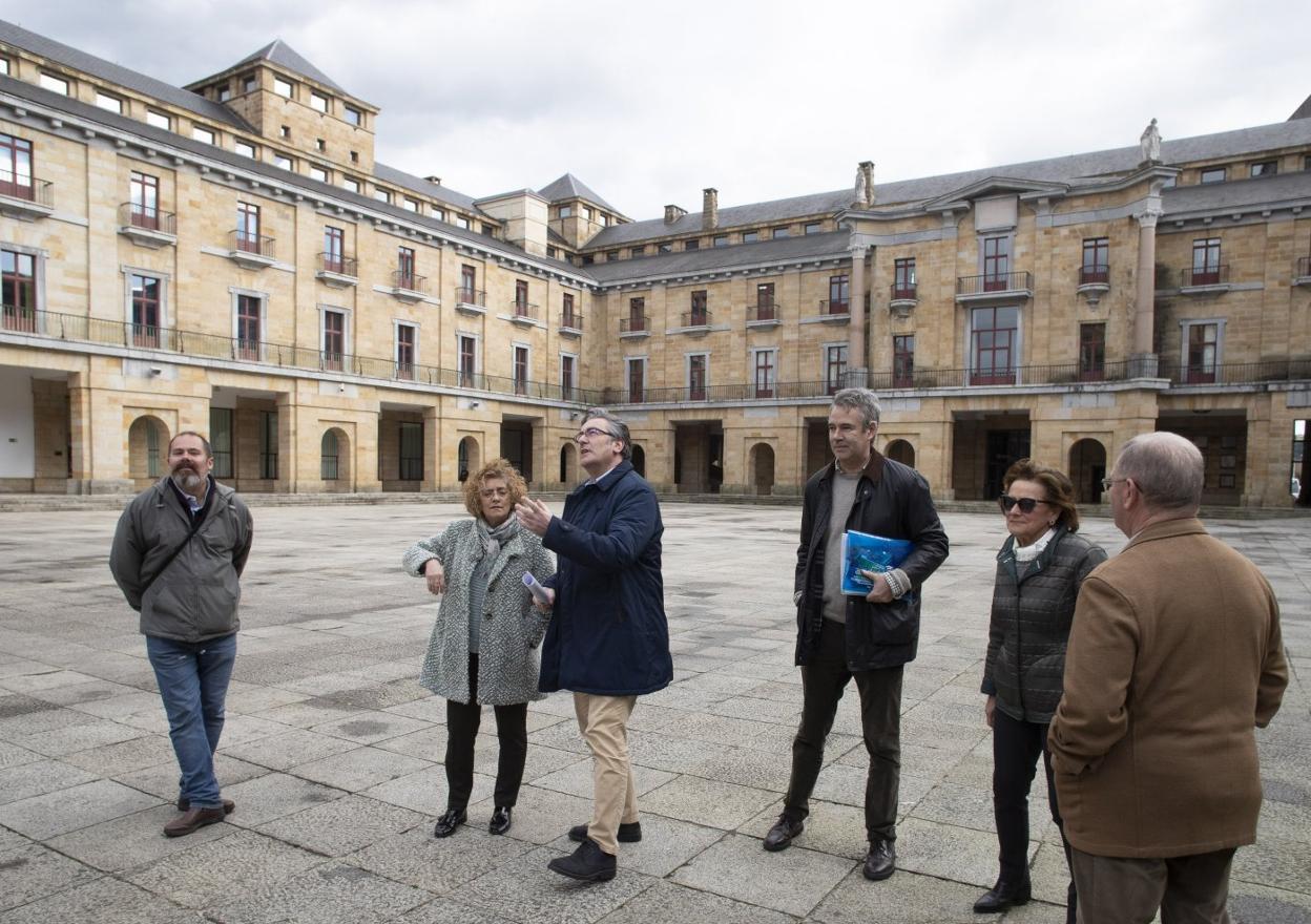 Los diputados regionales del PP Pablo González y Gloria García, durante su visita a las instalaciones de la Laboral. 