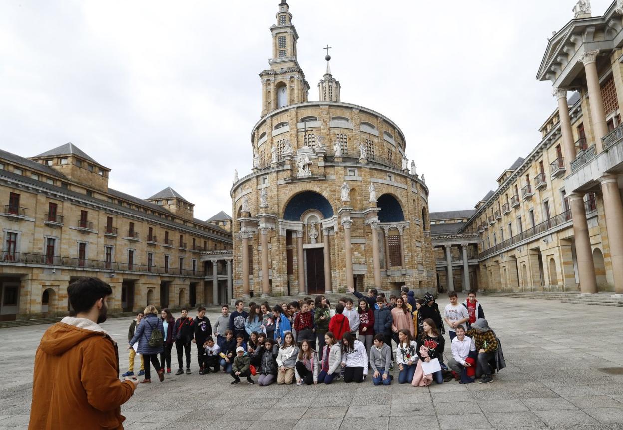 Alumnos del Colegio Severo Ochoa, ayer en el patio de la Laboral, haciéndose una foto de grupo delante de la iglesia. 