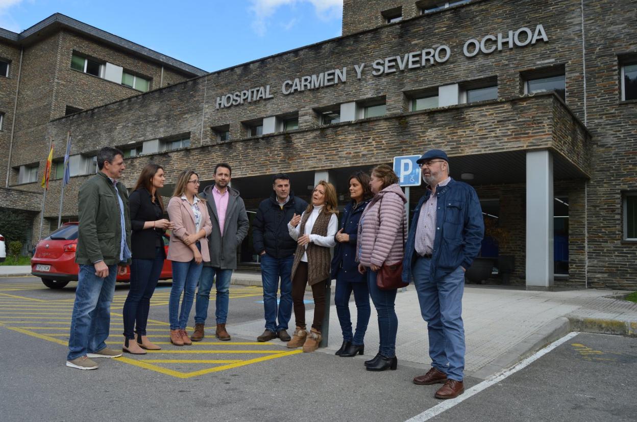 Teresa Mallada, con diputados y ediles del PP, frente ante el Hospital Carmen y Severo Ochoa. 