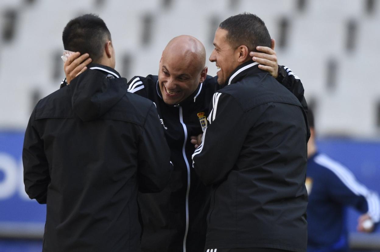 Javi Rozada bromea con el preparador físico, Alberto Martínez, y con su segundo entrenador, Javier Benavides, en el Tartiere.