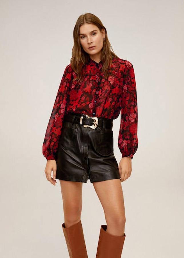 Blusa con estampado floral y mangas con volumen de Mango (29,99 euros).