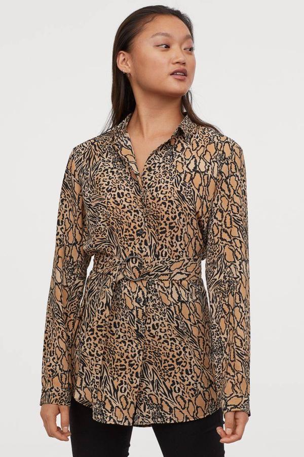 Camisa con cinturón y estampado de leopardo de H&M (24,99 euros).