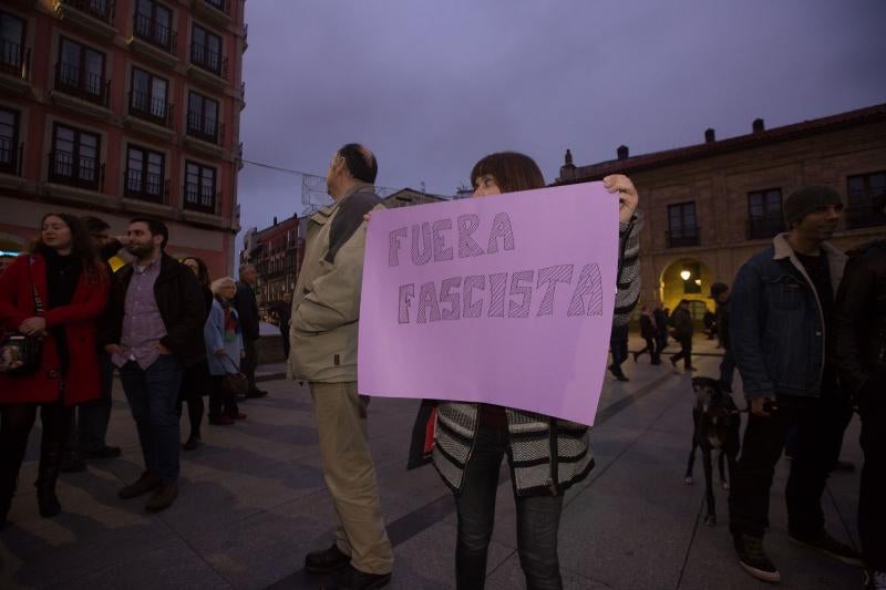 Fotos: Protesta en el acto de la escritora Cristina Seguí