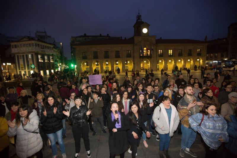 Fotos: Protesta en el acto de la escritora Cristina Seguí