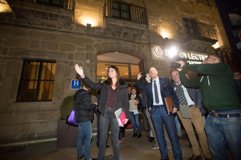 Fotos: Protesta en el acto de la escritora Cristina Seguí