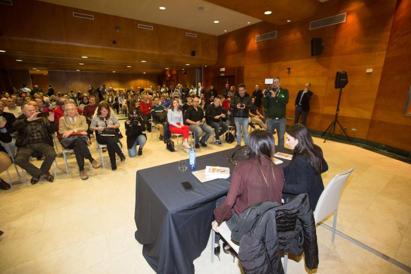 Fotos: Protesta en el acto de la escritora Cristina Seguí
