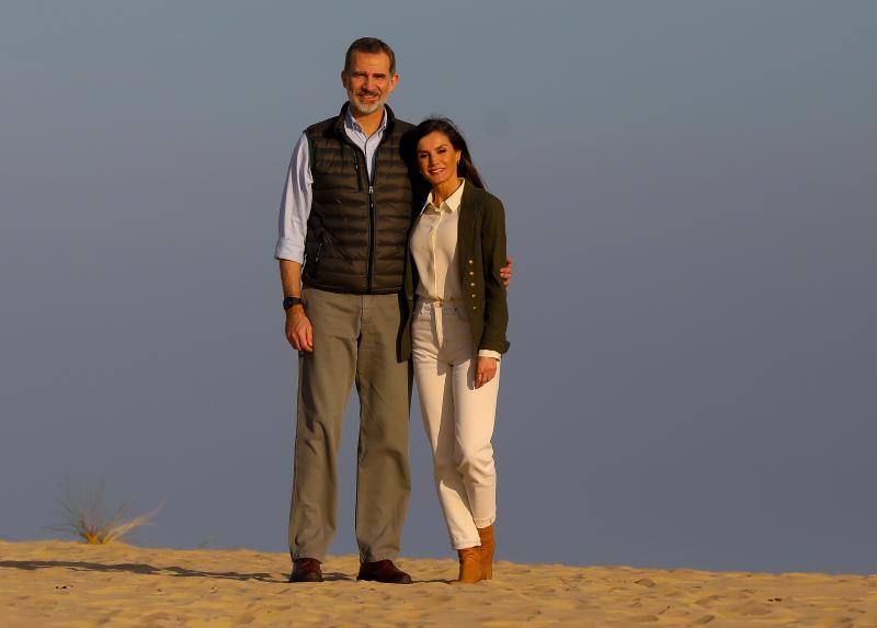 Los Reyes de España, Felipe VI y Doña Letizia, han presidido este viernes en el teatro Salvador Távora de Almonte (Huelva) el congreso científico de clausura de la conmemoración del 50 aniversario del Parque Nacional de Doñana. 