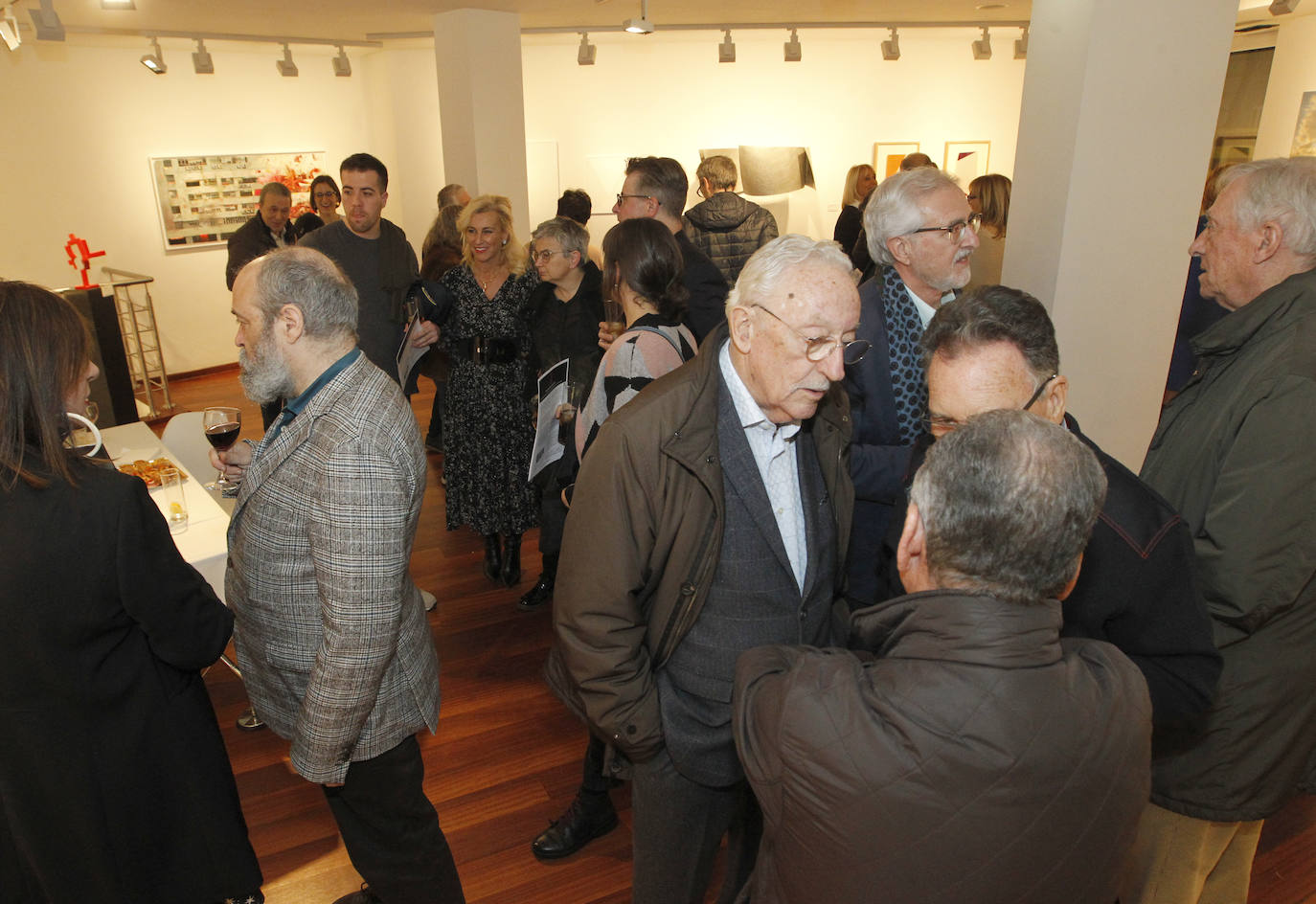 La galerista inaugura la exposición con la que celebra su aniversario