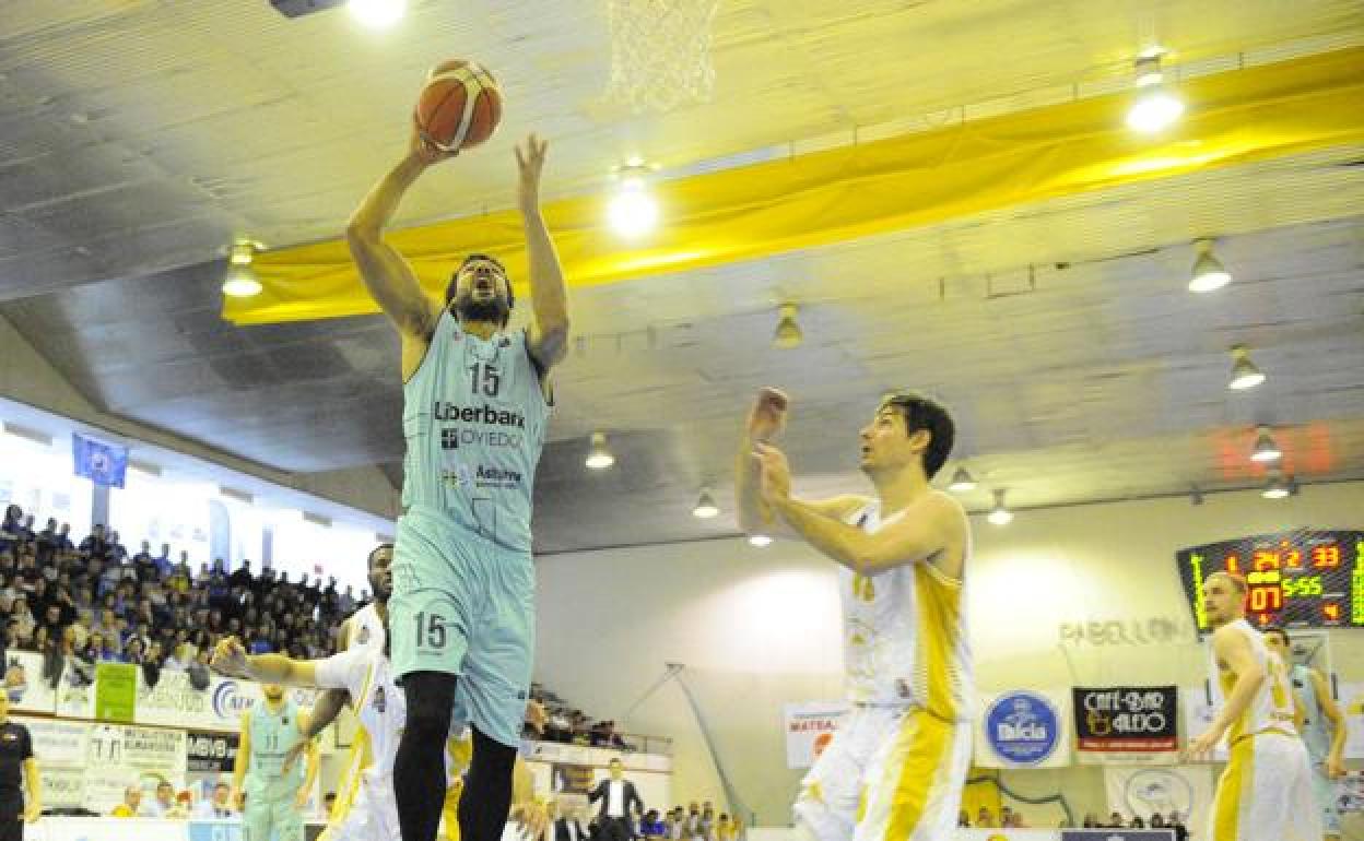 Jugada del partido del Liberbank ante el Almansa.