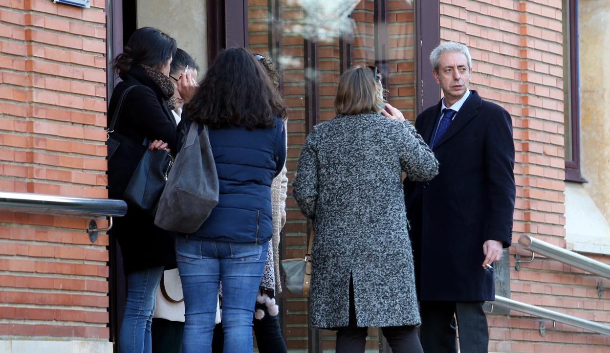 Momentos antes de la entrada al Juzgado de lo Social. 