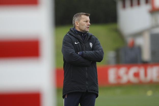 Miroslav Djukic observa a sus jugadores durante el entrenamiento en Mareo.