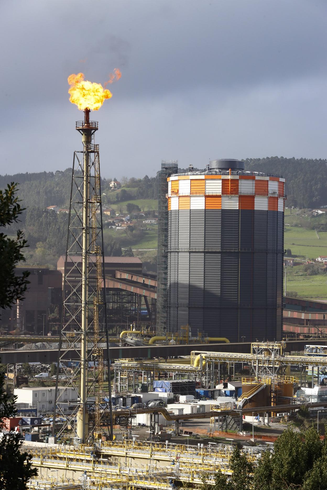 Factoría de Arcelor en Gijón, con la antorcha en primer término. 
