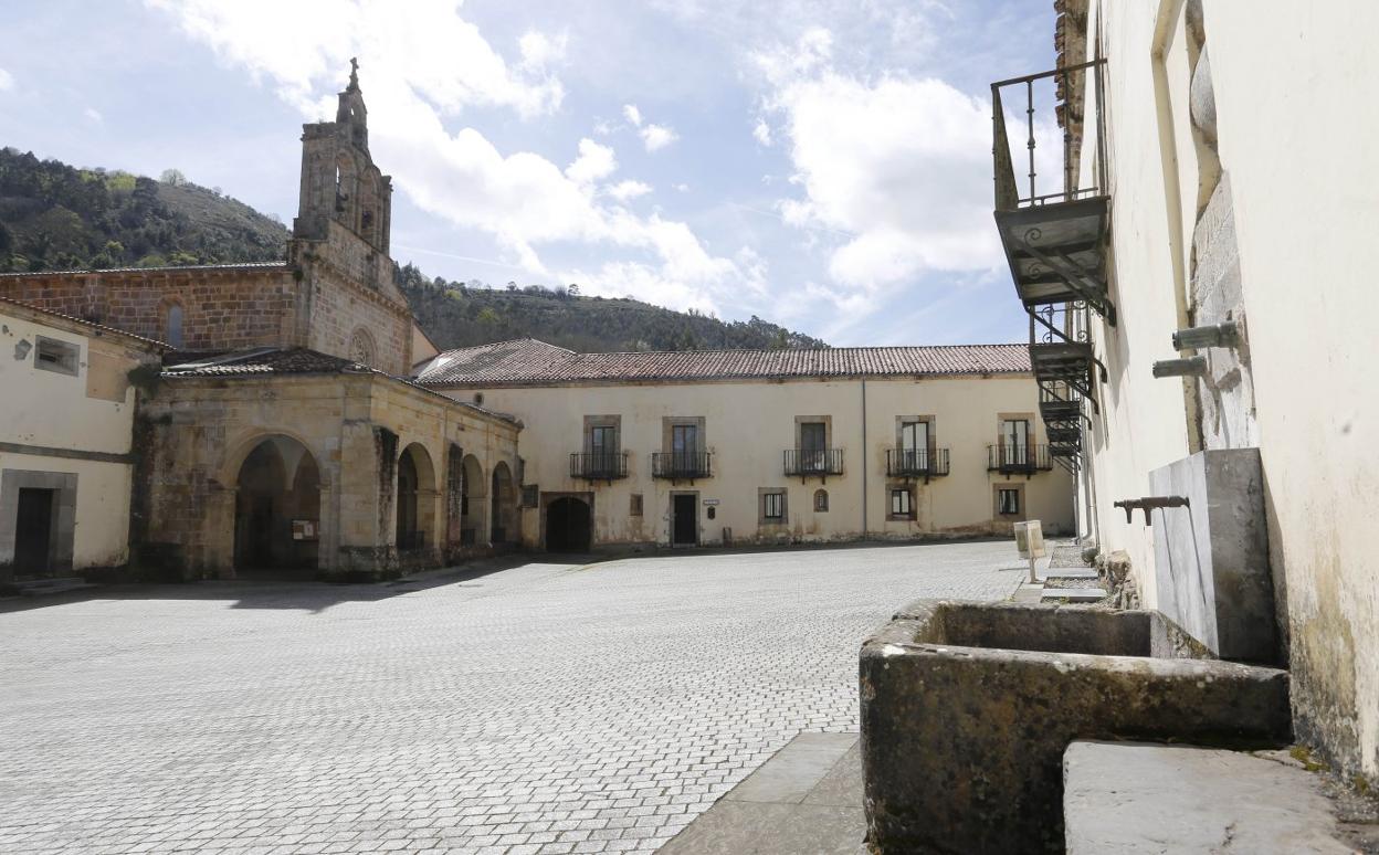 Patio de acceso al monasterio de Santa María la Real. 