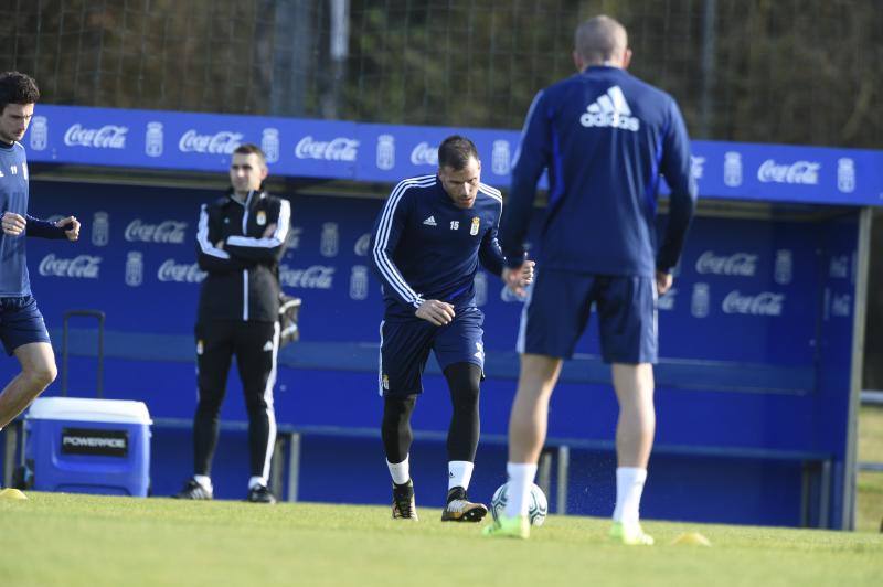 Los jugadores del Real Oviedo han entrenado este lunes después de la derrota del pasado fin de semana contra el Alcorcón. 