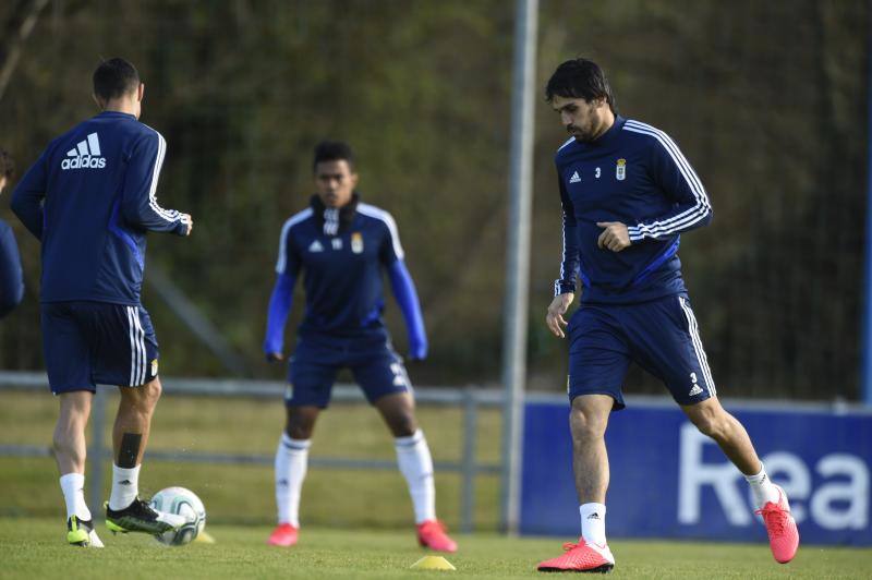 Los jugadores del Real Oviedo han entrenado este lunes después de la derrota del pasado fin de semana contra el Alcorcón. 