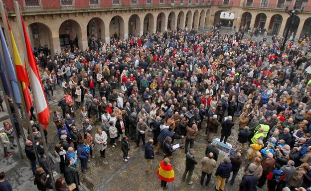 Aspecto general de la plaza Mayor durante la concentración, en el momento de lectura de las intervenciones. 