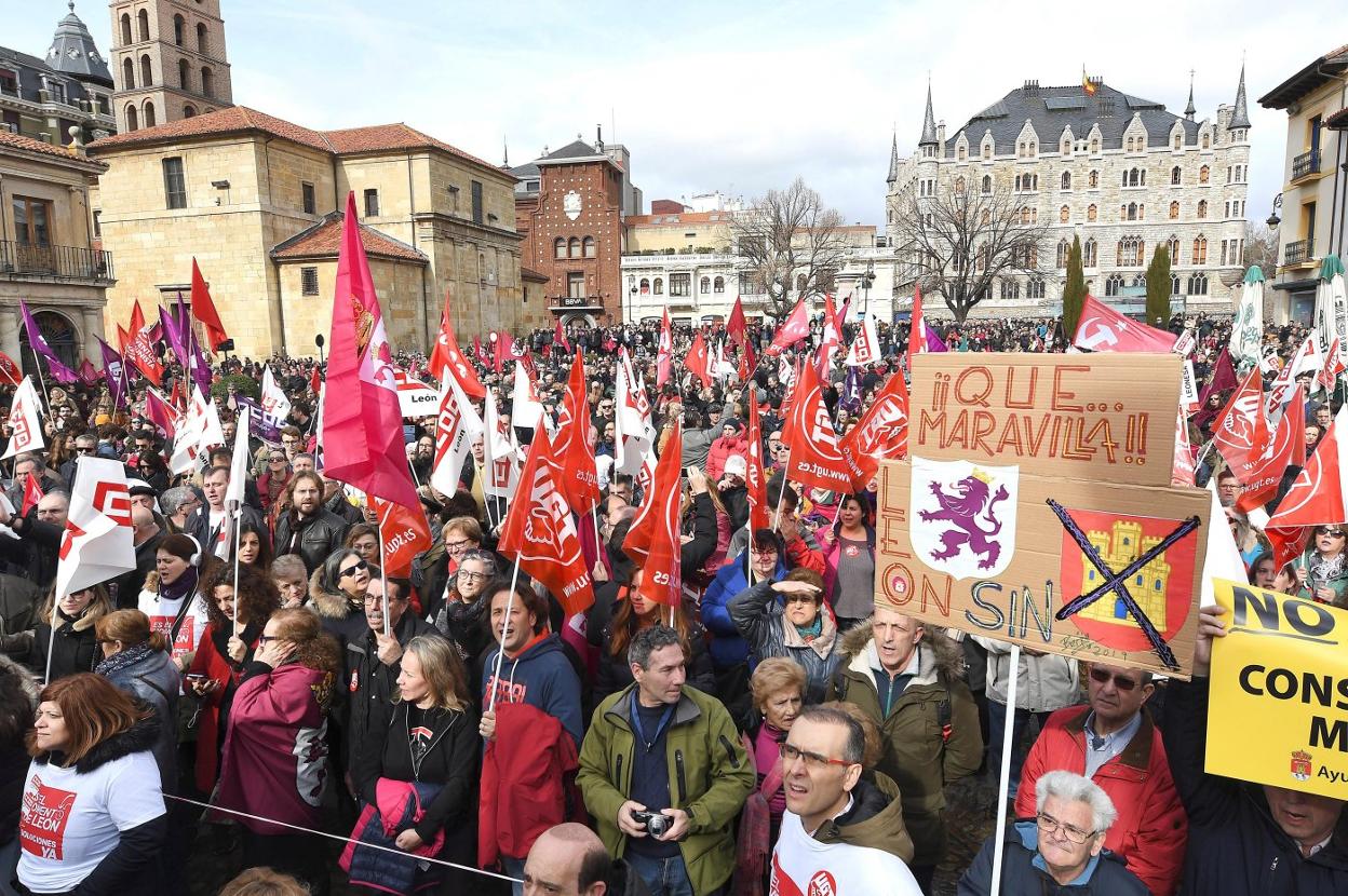 Miles de manifestantes recorren las calles de León. 