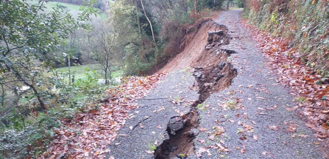 La pista de entrada al pueblo de Raicedo, en Valdés. 