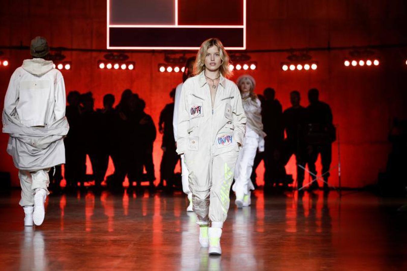 Fotos: Diversidad y moda sostenible en el desfile de Tommy Hilfiger