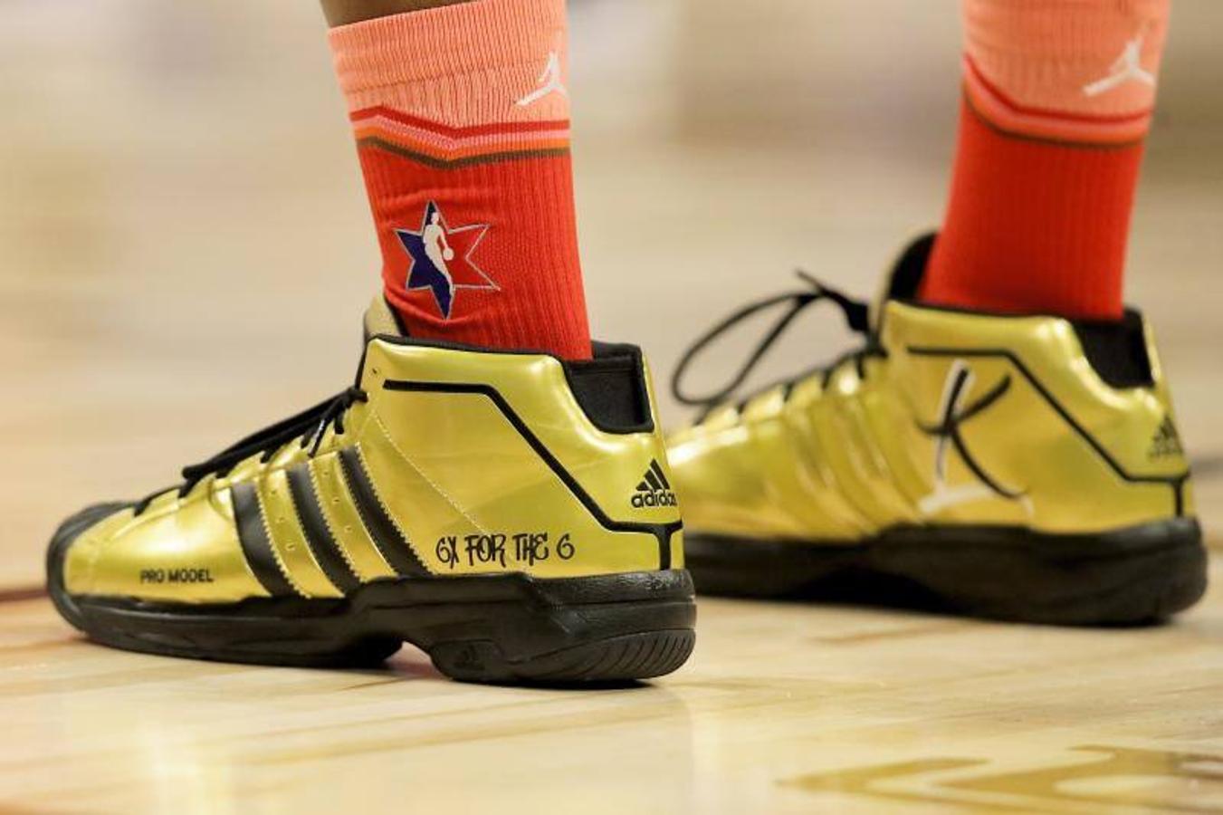 Esta edición de la NBA All-Star nos ha dejado algunas de las zapatillas deportivas más espectaculares de la temporada. Estampados, mezcla de colores llamativos, colores neón, diseños clásicos, dorados y muchos homenajes a Kobe Bryant y su hija Gianna. Repasamos algunos de los mejores diseños vistos este pasado fin de semana durante uno de los mejores eventos deportivos del año.