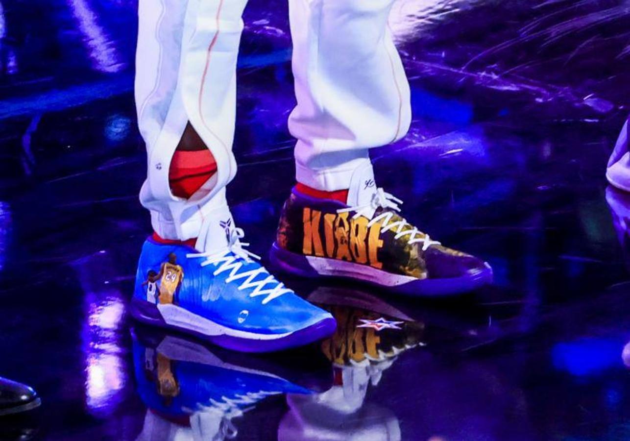 Esta edición de la NBA All-Star nos ha dejado algunas de las zapatillas deportivas más espectaculares de la temporada. Estampados, mezcla de colores llamativos, colores neón, diseños clásicos, dorados y muchos homenajes a Kobe Bryant y su hija Gianna. Repasamos algunos de los mejores diseños vistos este pasado fin de semana durante uno de los mejores eventos deportivos del año.